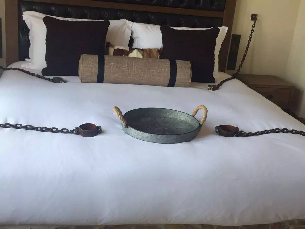 对「不守规矩」的跨国夫妇打造 新商业100人澳门新葡京app中国「最赚钱」的度假村由这(图1)