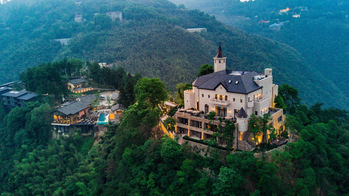 对「不守规矩」的跨国夫妇打造 新商业100人澳门新葡京app中国「最赚钱」的度假村由这(图2)